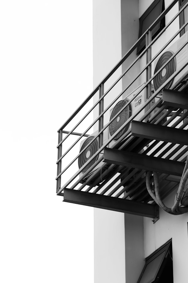 وحدة تكييف الهواء على الحائط