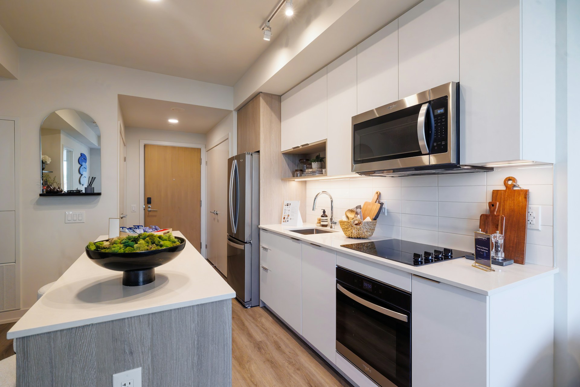 مطبخ حديث مع ثلاجة